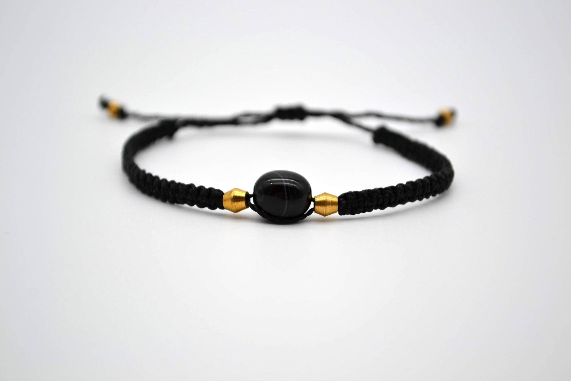 Handgefertigtes Onyx-Armband Mit Messingperlen Und Schwarzem Linhasita-Garn Handgefertigtes Onyx-Armband Mit Messingperlen Und Schwarzem Linhasita-Garn von GlimmerGarde