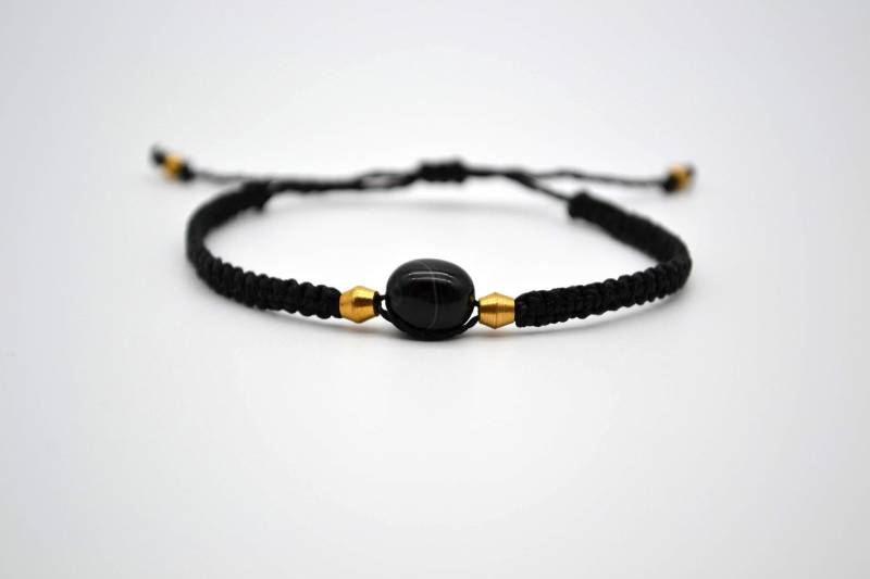 Handgefertigtes Onyx-Armband Mit Messingperlen Und Schwarzem Linhasita-Garn von GlimmerGarde