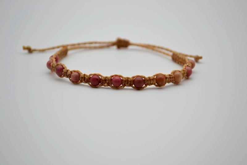 Rhodon Charm, Rhodonit Charm Armband - Handgefertigt Mit Linhasita Garn Erhältlich in Verschiedenen Farben von GlimmerGarde