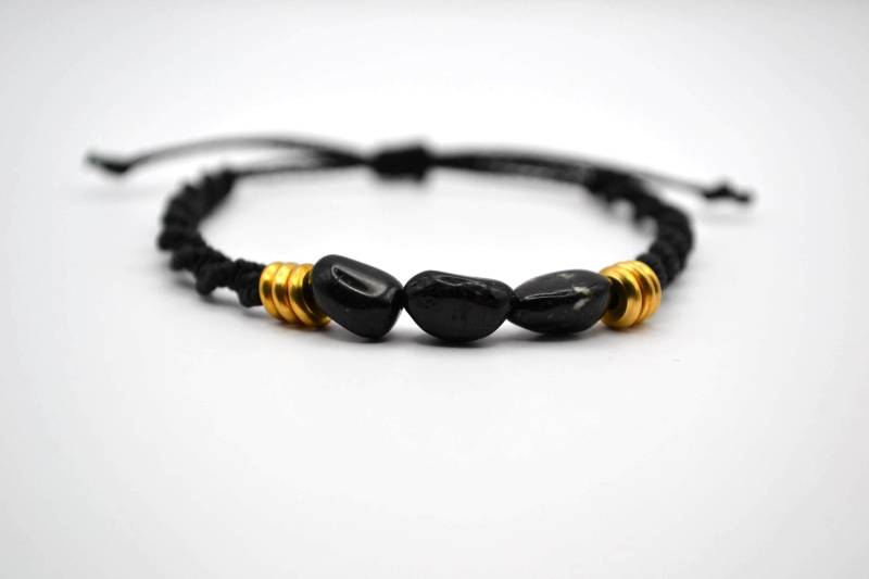 Tourmaluxe - Handgefertigtes Armband Mit Turmalin-Edelsteinen & Goldenen Messingperlen | Eleganter Schmuck Schutzstein Geschenk Für Sie von GlimmerGarde