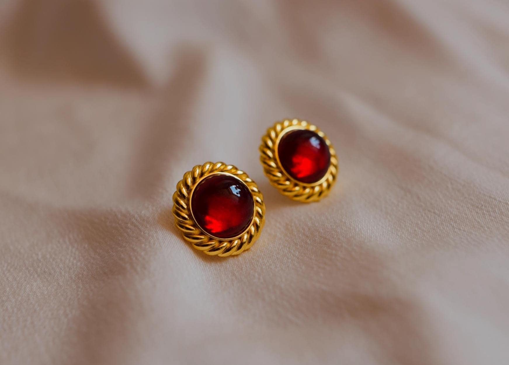 Ohrringe Roter Stein Gold Naturstein Kristall Rot Glas von GlimmeringGemsDesign