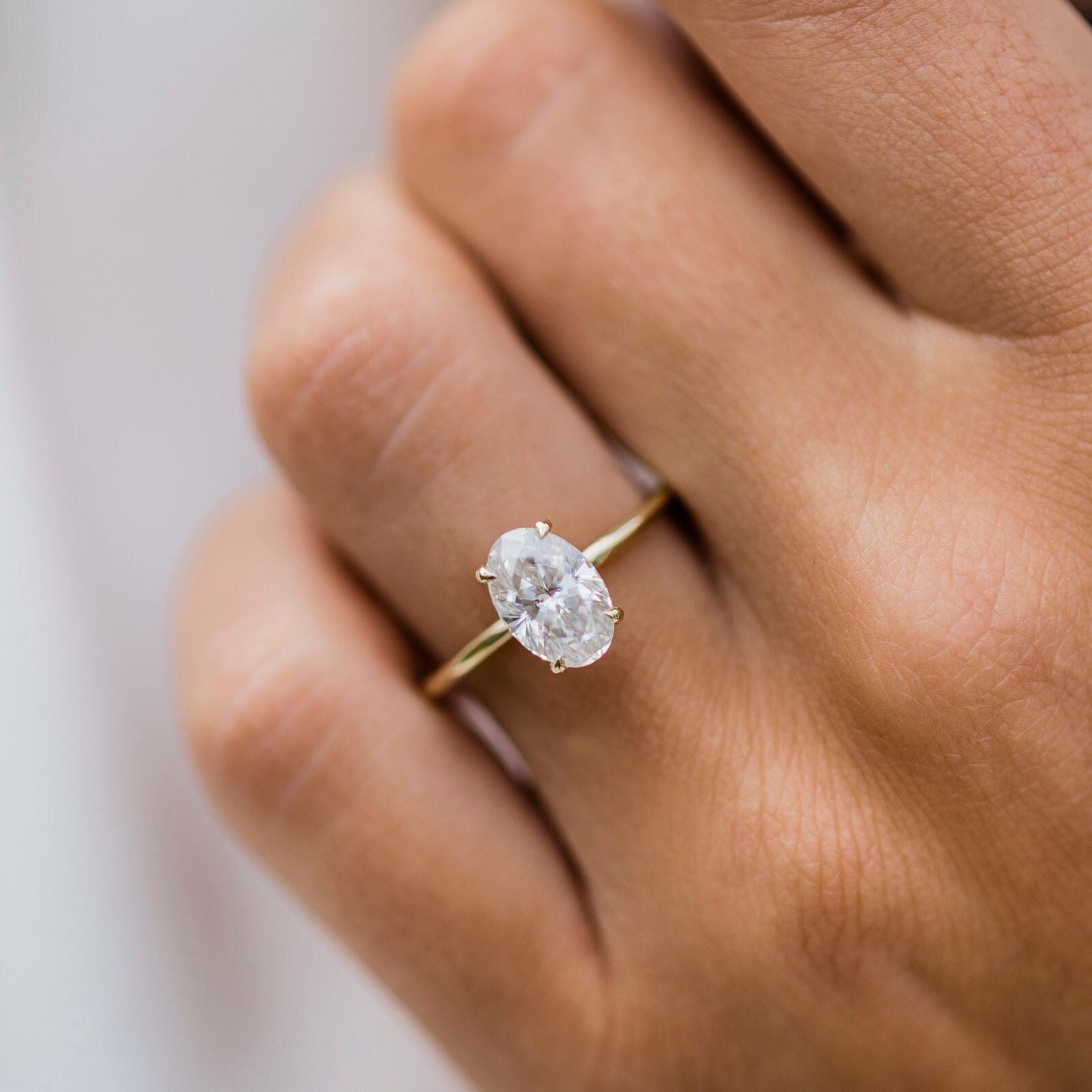 1.86Ct Ovaler Moissanit Verlobungsring, 4 Zacken Solitär Versteckter Halo Diamantring, 18K Gelbgold Hochzeitsjubiläumsring, Versprechensring von GlimpseStone