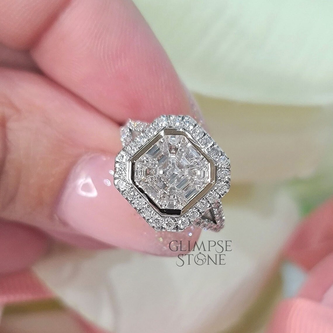 Moissanit Verlobungsring, Asscher Schnitt, 14K Gelbgold Ring, Versteckter Halo Split Shank Diamant Ring von GlimpseStone