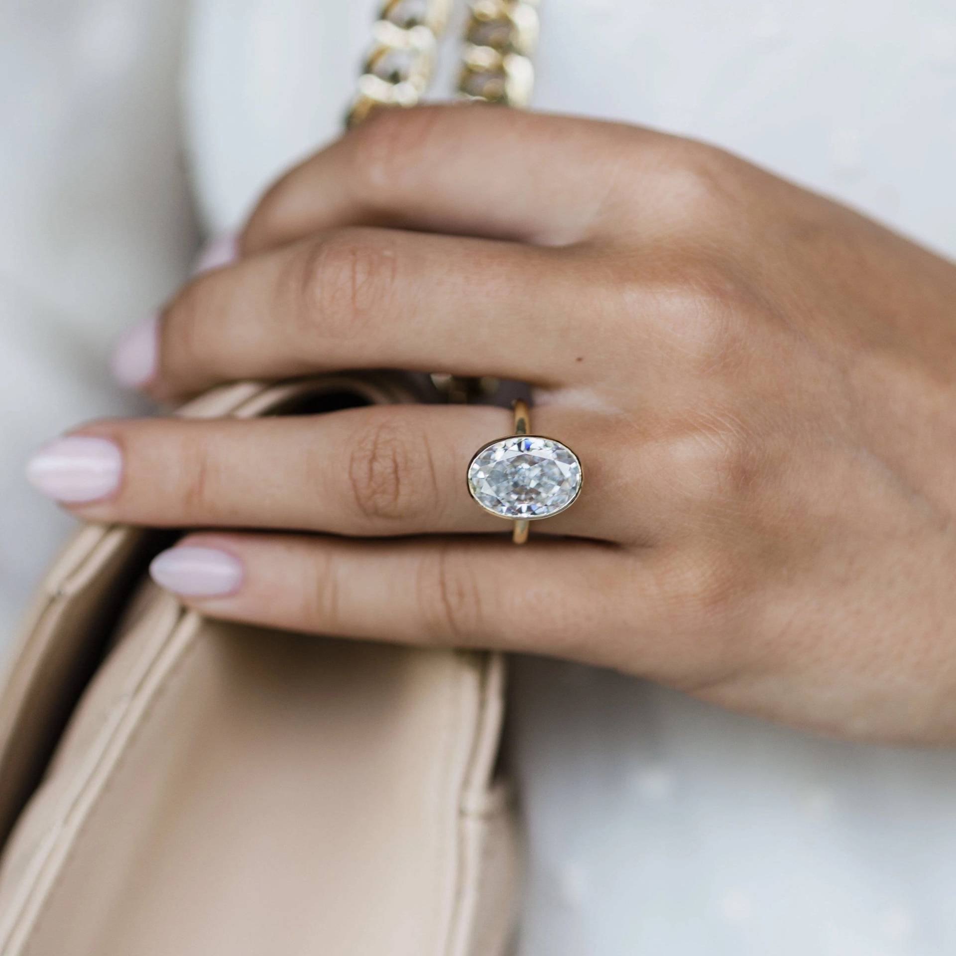 Ring Mit Zargenfassung, Moissanit-Verlobungsring, 7, 0 Karat, Ovaler Verlobungsring, Diamantring, Solitär-Verlobungsring, Aus 18 Karat Gelbgold von GlimpseStone