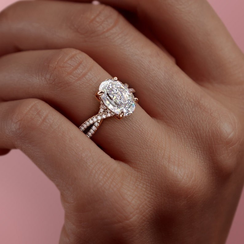 Ovaler Moissanit-Verlobungsring, Roségold-Drei-steine-Ring, Ovaler Diamant-Ehering, Jubiläumsring, Einzigartige Ovale Verlobungsringe von GlimpseStone
