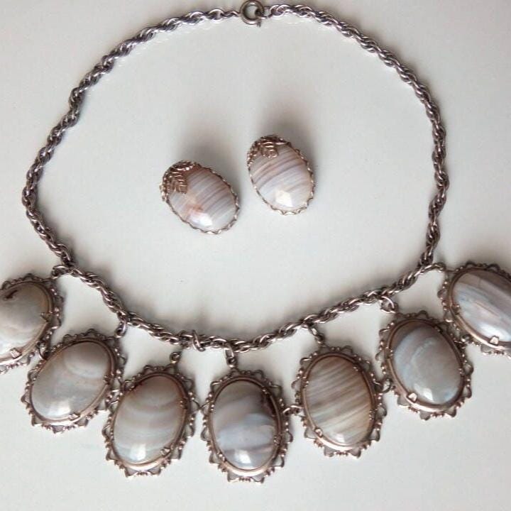 Vintage 50Er Jahre Victorian Revival Seltene Faux Gebändert Achat Bib Halskette Ohrringe Silber Set ~ Vintage 50Er Jahre Victorian Revival Seltene Faux Gebändert Achat Bib Halskette Ohrringe Silber Set ~ von GlimpseofArt
