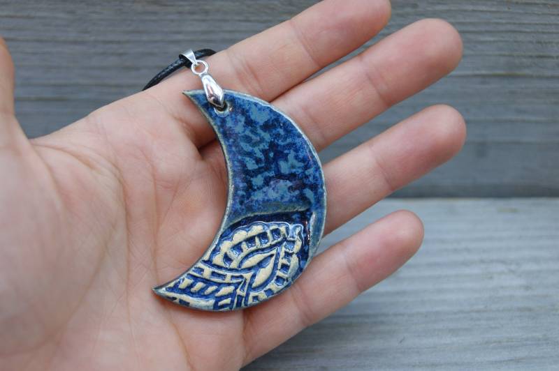 Blaue Mooncover Anhänger, Keramik Halskette, Elegante Blau Mond Freundin Geschenk, Blaue Keramik-Anhänger, Geschenk Blaue Mooncover Anhänger, Keramik Halskette, Elegante Blau Mond Freundin Geschenk, Blaue Keramik-Anhänger, Geschenk von GlinianaKoniczynka