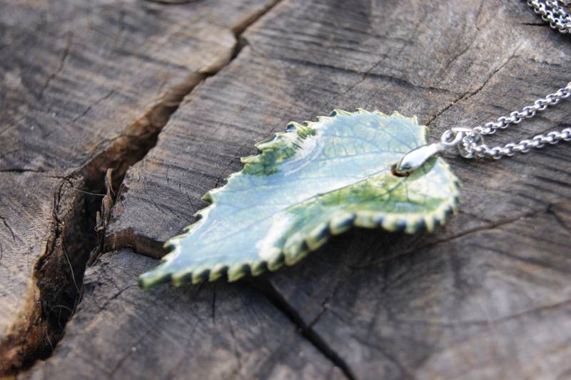 Grüner Blatt Anhänger Aus Keramik, Urtica Halskette, Keramik Anhänger, Rustikale Natur Grüner Von Glinianakoniczynka Grüner Blatt Anhänger Aus Keramik, Urtica Halskette, Keramik Anhänger, Rustikale Natur Grüner Von Glinianakoniczynka von GlinianaKoniczynka