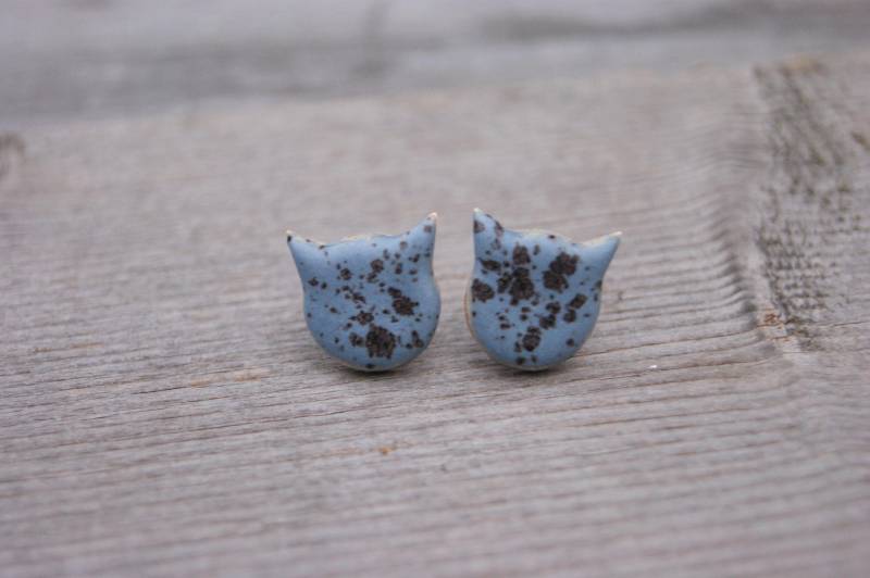 Handgemachte Blaue Keramik Katzenkopf Ohrstecker Mit Chirurgenstahl Beiträgen Handgemachte Blaue Keramik Katzenkopf Ohrstecker Mit Chirurgenstahl Beiträgen von GlinianaKoniczynka