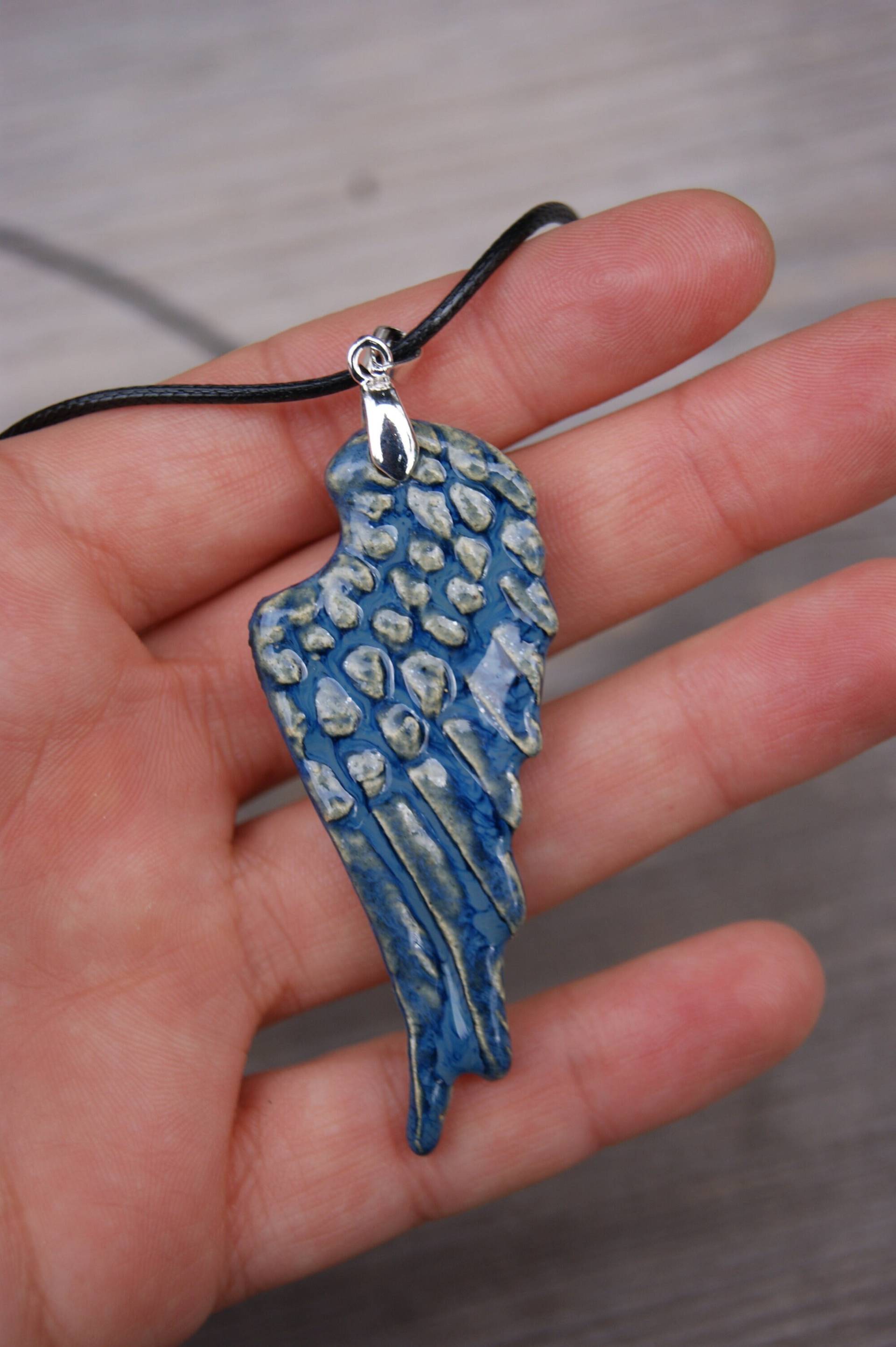 Keramik Anhänger Blauer Engelsflügel, Halskette, Eleganter Anhänger, Flügel, Freundin Geschenkidee, Flügel Weihnachtsgeschenk Keramik Anhänger Blauer Engelsflügel, Halskette, Eleganter Anhänger, Flügel, Freundin Geschenkidee, Flügel Weihnachtsgeschenk von GlinianaKoniczynka