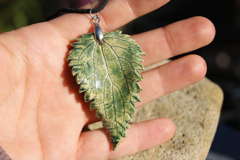 Keramik Brennnessel Blatt Anhänger, Grünes Schmuck, Halskette, Frauen Geschenk, Frau Anhänger von GlinianaKoniczynka