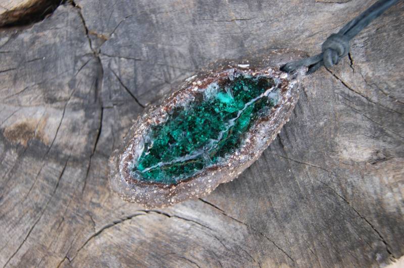 Keramik Grün Anhänger "Smaragd Rock", Glasanhänger, Grüne Halskette, Einzigartige Schmuck, Geschenkidee, Geschmolzenes Glas Keramik Grün Anhänger "Smaragd Rock", Glasanhänger, Grüne Halskette, Einzigartige Schmuck, Geschenkidee, Geschmolzenes Glas von GlinianaKoniczynka
