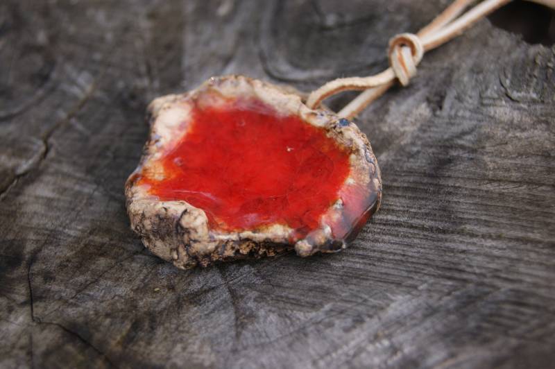 Keramik Rot Anhänger "Drachenblut", Mit Glasanhänger, Rote Halskette, Einzigartige Schmuck, Geschenkidee, Geschmolzenes Glas, Drachenglas Keramik Rot Anhänger "Drachenblut", Mit Glasanhänger, Rote Halskette, Einzigartige Schmuck, Geschenkidee, Geschmolzenes Glas, Drachenglas von GlinianaKoniczynka