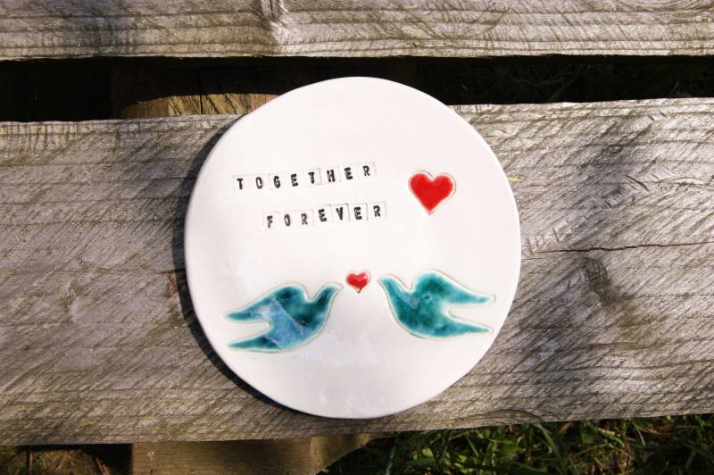 Weiße Platte Mit Der Aufschrift "Together Forever", Verlobungsgeschenk, Weiße Ringschale, Schmuckschale, Hochzeitsring, Hochzeitsgeschenk Weiße Platte Mit Der Aufschrift "Together Forever", Verlobungsgeschenk, Weiße Ringschale, Schmuckschale, Hochzeitsring, Hochzeitsgeschenk von GlinianaKoniczynka