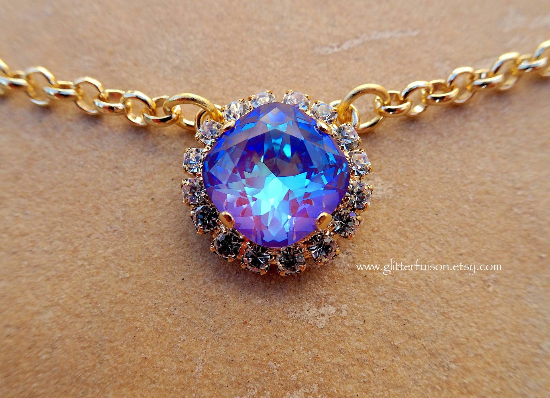 Burgund Delite Swarovski Kristall Kissenschliff Halskette, Irisierender Lila & Gold Brautjungfer Klarer Halo Burgund Delite Swarovski Kristall Kissenschliff Halskette, Irisierender Lila & Gold Brautjungfer Klarer Halo von GlitterFusion
