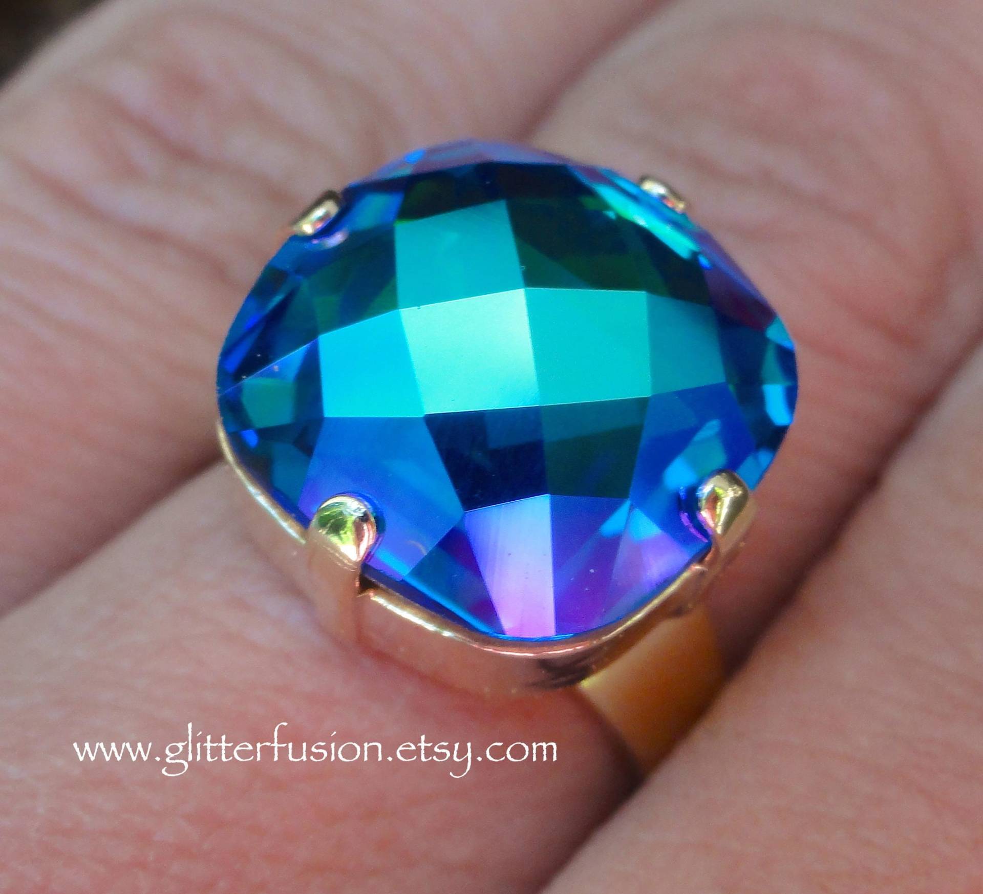 Capri Blue Ab Swarovski Kissenschliff Kristall Statement Ring, Facettierter 16 Mm Blauer Kristallring, Irisierender Aurora Borealis Boho Glam Ring Capri Blue Ab Swarovski Kissenschliff Kristall Statement Ring, Facettierter 16 Mm Blauer Kristallring, Irisierender Aurora Borealis Boho Glam Ring von GlitterFusion