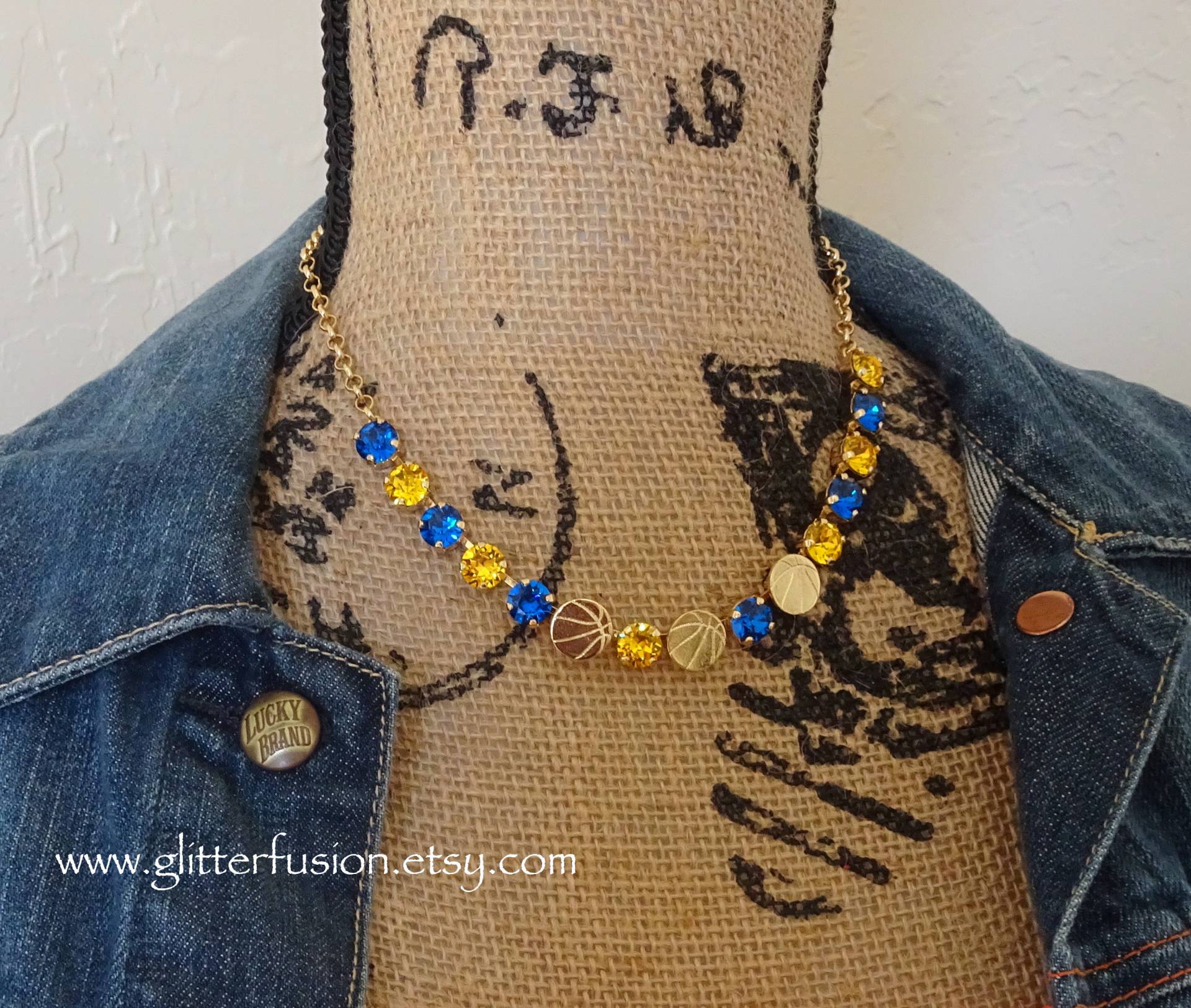Kalifornien Basketball Sport Fan Swarovski Kristall Statement Halskette, Blau & Gelb Capri Und Sonnenblume Halskette Kalifornien Basketball Sport Fan Swarovski Kristall Statement Halskette, Blau & Gelb Capri Und Sonnenblume Halskette von GlitterFusion