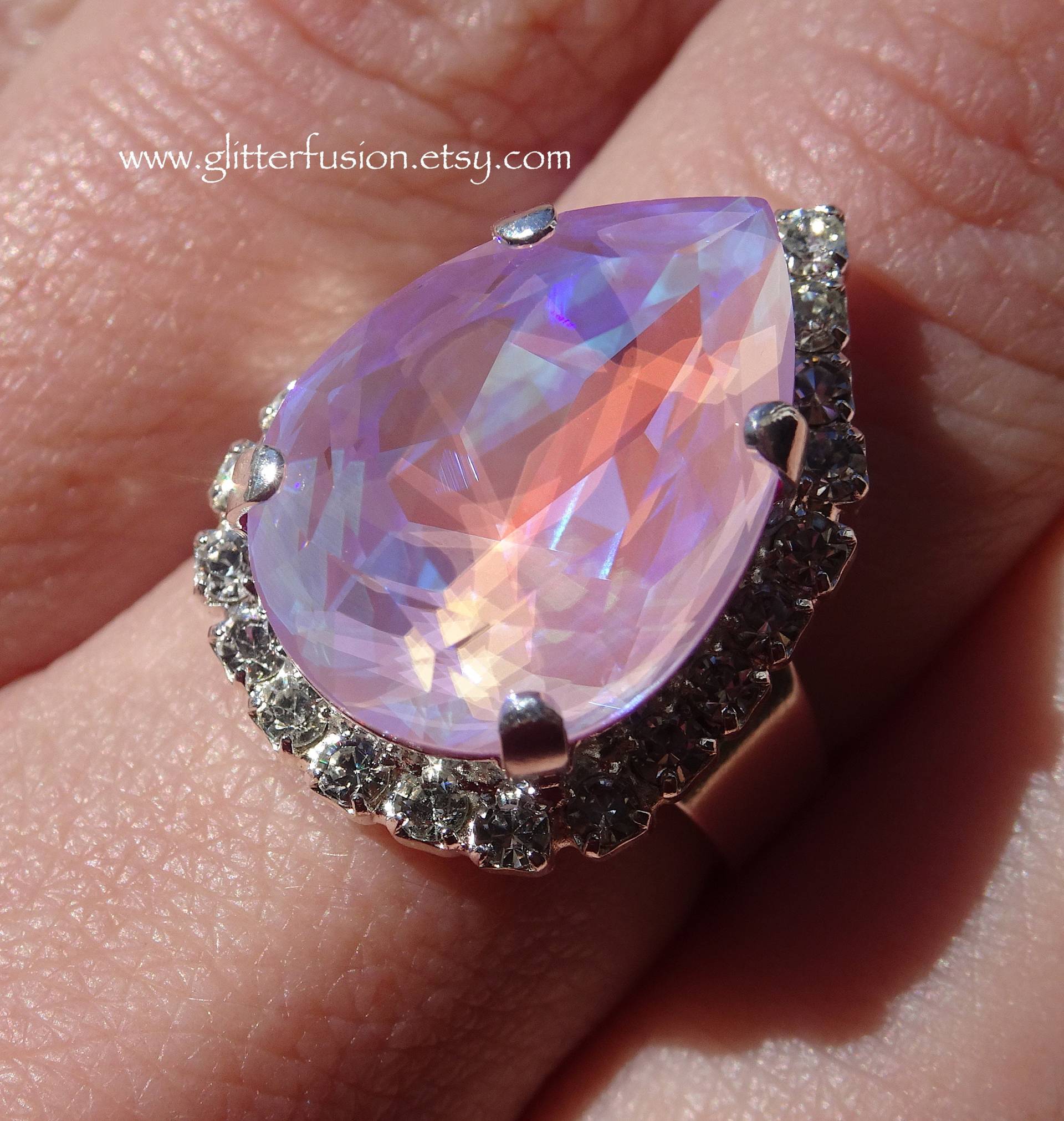 Lavendel Delite Swarovski Kristall Birnenform Halo Statement Ring, Schillernder Hell Lila Teardrop Brautjungfer Festzug Ring Lavendel Delite Swarovski Kristall Birnenform Halo Statement Ring, Schillernder Hell Lila Teardrop Brautjungfer Festzug Ring von GlitterFusion