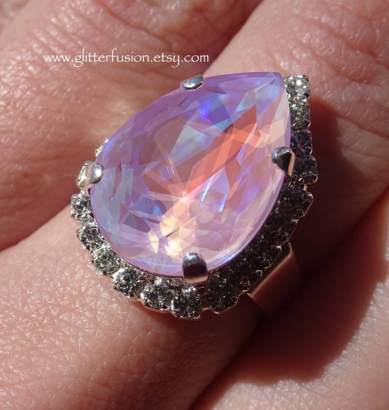 Lavendel Delite Swarovski Kristall Birnenform Halo Statement Ring, Schillernder Hell Lila Teardrop Brautjungfer Festzug Ring Lavendel Delite Swarovski Kristall Birnenform Halo Statement Ring, Schillernder Hell Lila Teardrop Brautjungfer Festzug Ring von GlitterFusion