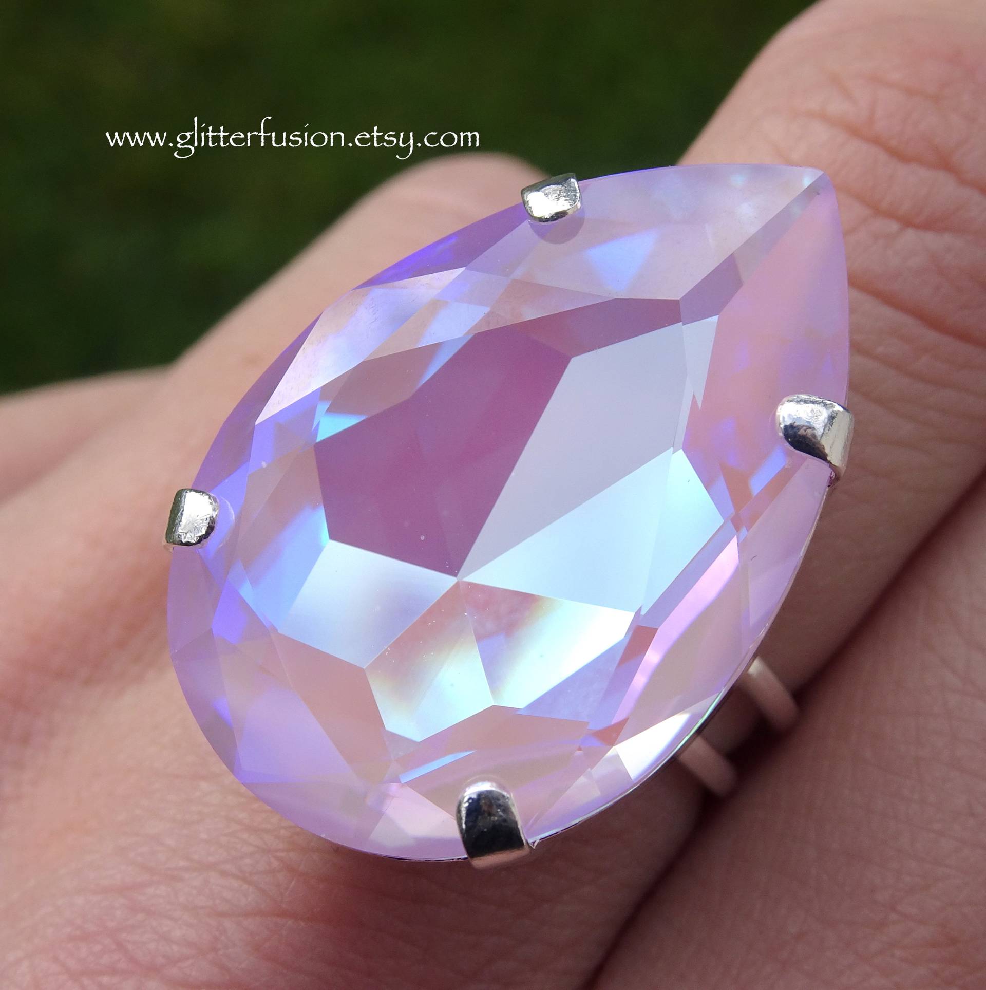 Lavendel Delite Swarovski Pear Shaped Crystal Statement Ring, Lila Rosa Tropfen Glasur Pageant Stage Schmuck, Riesiger Glitzer Fusion Ring Lavendel Delite Swarovski Pear Shaped Crystal Statement Ring, Lila Rosa Tropfen Glasur Pageant Stage Schmuck, Riesiger Glitzer Fusion Ring von GlitterFusion