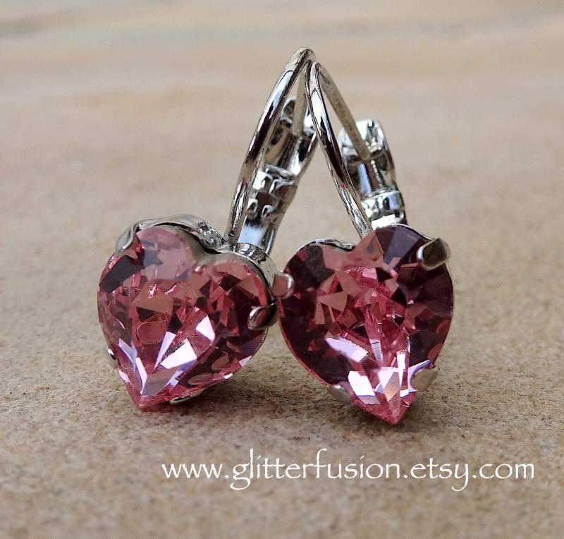 Light Rose Swarovski Kristall Herz Ohrringe, Valentinstag Sweetheart Brautjungfer Glitterfusion Pink Ohrringe Light Rose Swarovski Kristall Herz Ohrringe, Valentinstag Sweetheart Brautjungfer Glitterfusion Pink Ohrringe von GlitterFusion