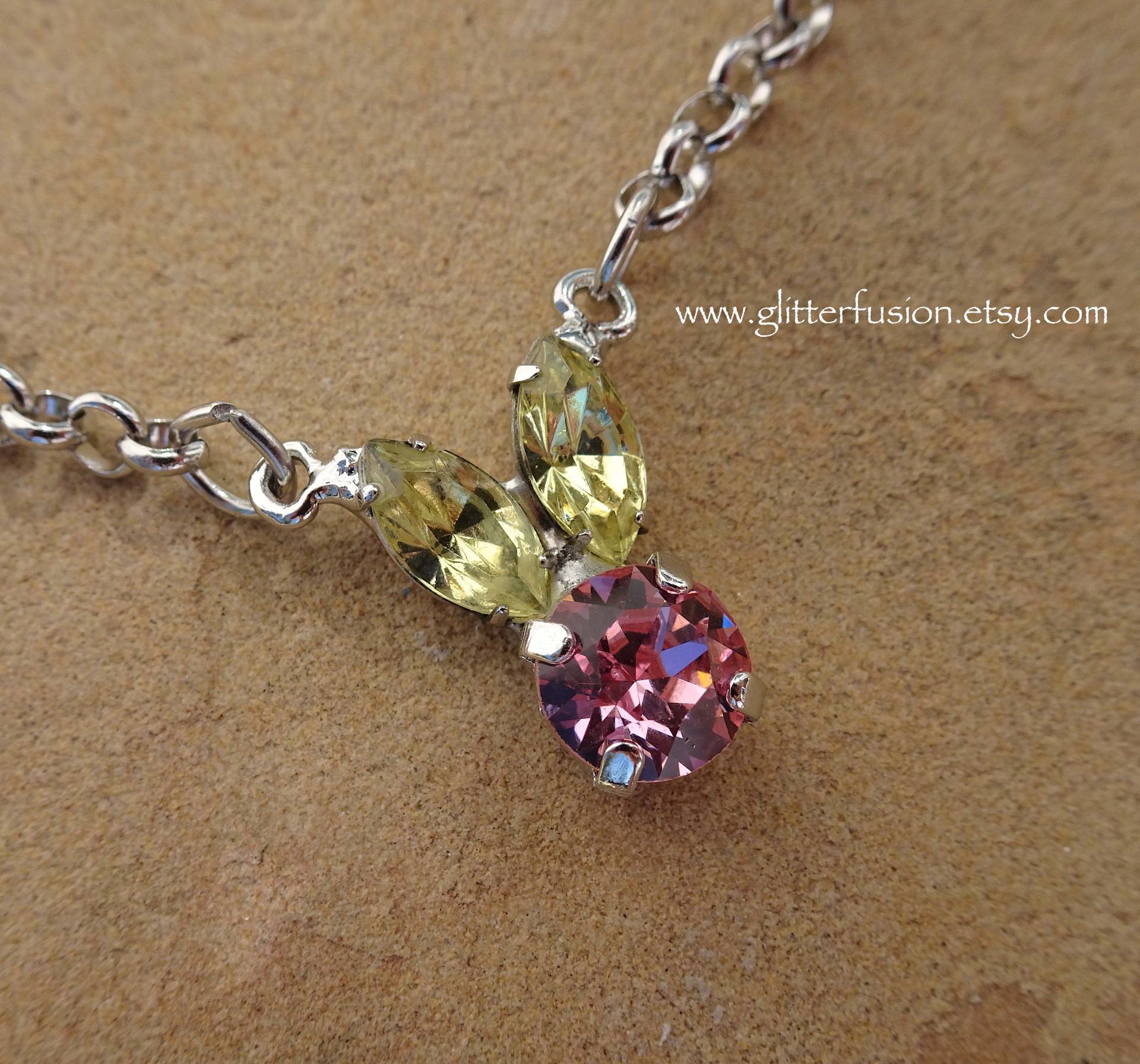 Niedlichen Bunten Swarovski-Kristall-Hase-Kette, Spring Fashion Ostern Hase Glitter Fusion Statementkette, Rose & Jonquil Halskette Niedlichen Bunten Swarovski-Kristall-Hase-Kette, Spring Fashion Ostern Hase Glitter Fusion Statementkette, Rose & Jonquil Halskette von GlitterFusion