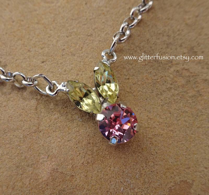 Niedlichen Bunten Swarovski-Kristall-Hase-Kette, Spring Fashion Ostern Hase Glitter Fusion Statementkette, Rose & Jonquil Halskette Niedlichen Bunten Swarovski-Kristall-Hase-Kette, Spring Fashion Ostern Hase Glitter Fusion Statementkette, Rose & Jonquil Halskette von GlitterFusion