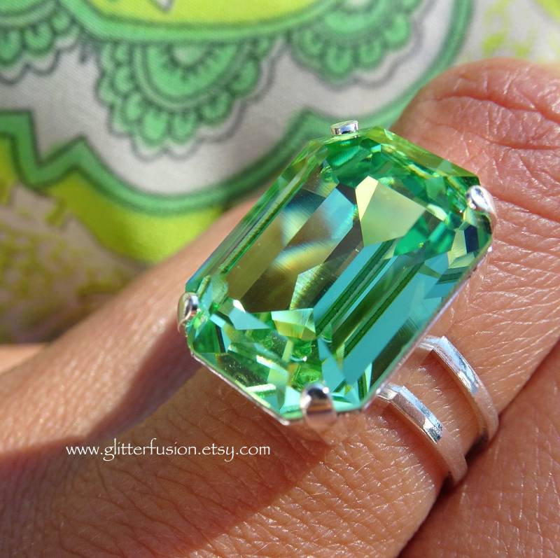 Peridot Swarovski Kristall Rechteck Achteck Ring, August Birthstone Hellgrüner Kristallring, St. Pattys Day Glitter Fusion Minzgrün von GlitterFusion
