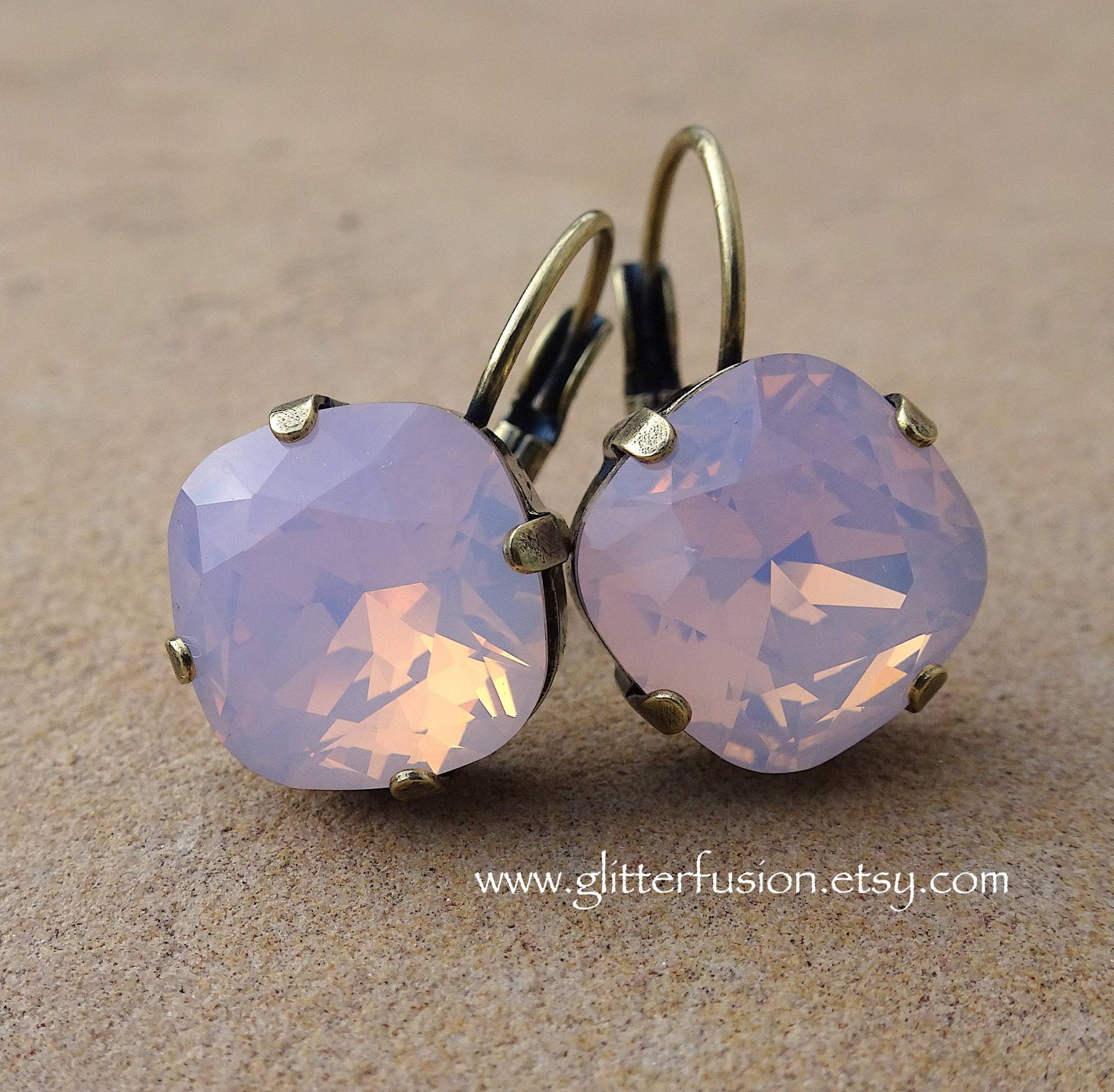 Rosenwasser Opal Swarovski Kristall Ohrringe, 12mm Kissenschliff Rosa Kristallohrringe, Brautjungfer Opalisierende Ohrringe Rosenwasser Opal Swarovski Kristall Ohrringe, 12mm Kissenschliff Rosa Kristallohrringe, Brautjungfer Opalisierende Ohrringe von GlitterFusion