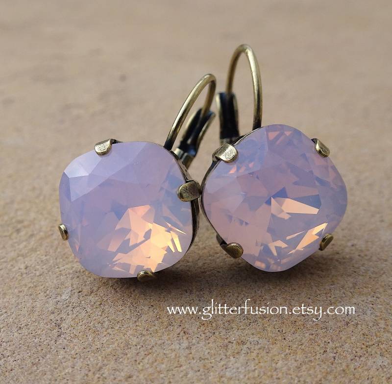 Rosenwasser Opal Swarovski Kristall Ohrringe, 12mm Kissenschliff Rosa Kristallohrringe, Brautjungfer Opalisierende Ohrringe Rosenwasser Opal Swarovski Kristall Ohrringe, 12mm Kissenschliff Rosa Kristallohrringe, Brautjungfer Opalisierende Ohrringe von GlitterFusion