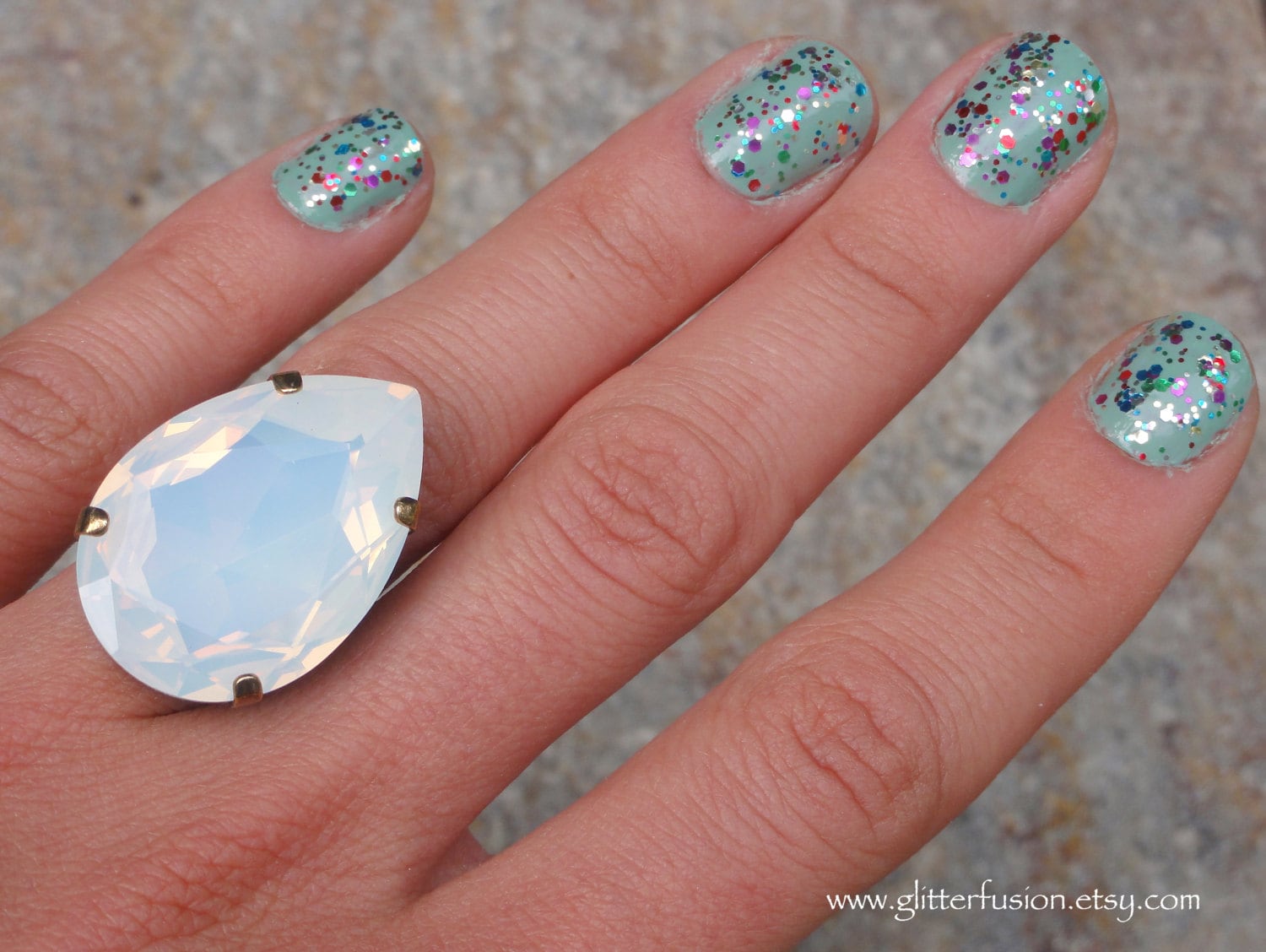 Weiße Opal Swarovski Kristall Birne Geformt Teardrop Ring, Große Weiße Statement Pageant/Bühne High Fashion Ring Weiße Opal Swarovski Kristall Birne Geformt Teardrop Ring, Große Weiße Statement Pageant/Bühne High Fashion Ring von GlitterFusion