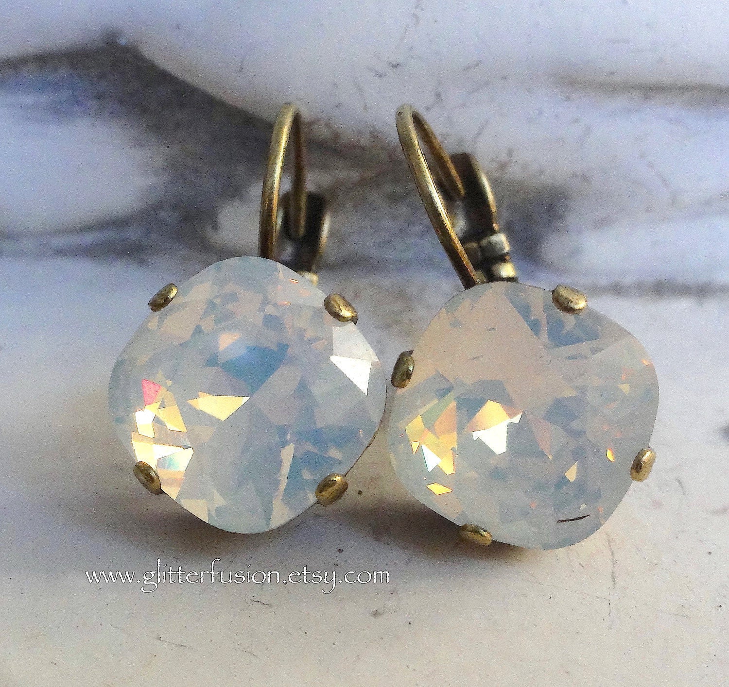 Weißer Opal Swarovski Cushion Cut Crystal Baumeln Ohrringe, Opalescent Brautjungfer Festzug Geschenk Für Sie Glitterfusion Schmuck Weißer Opal Swarovski Cushion Cut Crystal Baumeln Ohrringe, Opalescent Brautjungfer Festzug Geschenk Für Sie Glitterfusion Schmuck von GlitterFusion