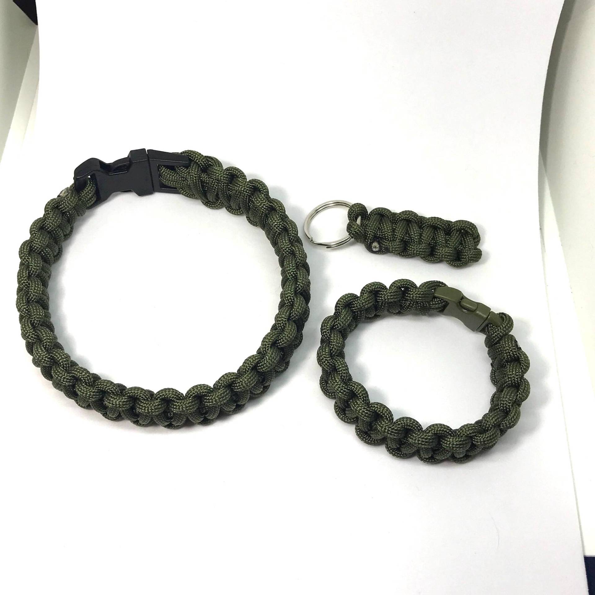 Handgefertigtes Paracord Hundehalsband, Passendes Armband & Schlüsselanhänger Im Set Handgefertigtes Paracord Hundehalsband, Passendes Armband & Schlüsselanhänger Im Set von GlitterHound