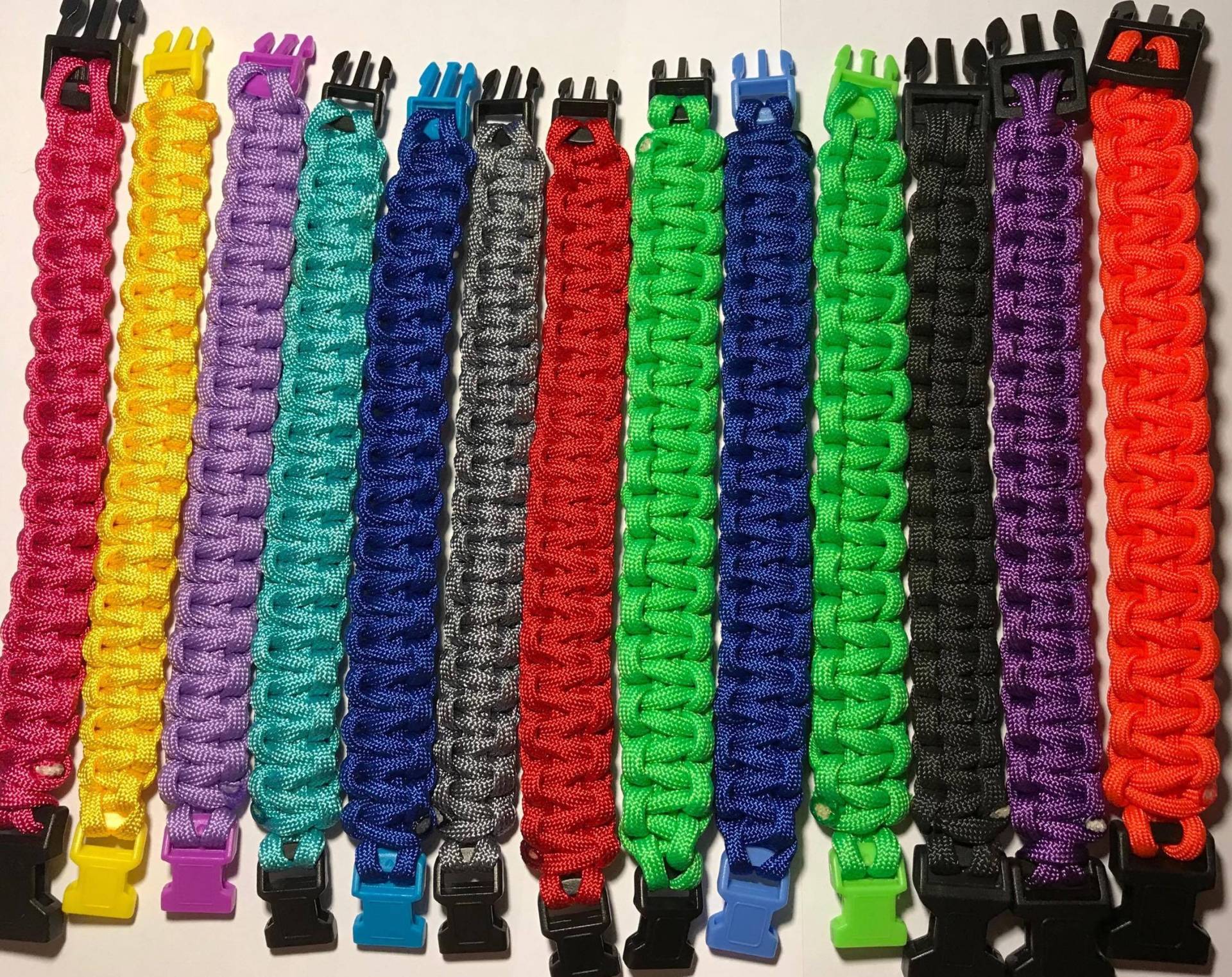 Handgefertigtes Survival Armband Aus Paracord in Wunschfarbe Handgefertigtes Survival Armband Aus Paracord in Wunschfarbe von GlitterHound