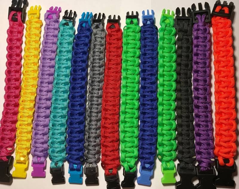 Handgefertigtes Survival Armband Aus Paracord in Wunschfarbe Handgefertigtes Survival Armband Aus Paracord in Wunschfarbe von GlitterHound