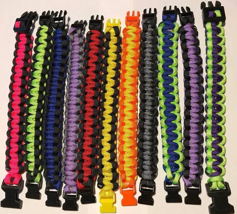 Handgemachtes Mehrfarbiges Paracord Survival Armband Individuell Gewebtes Seil von GlitterHound
