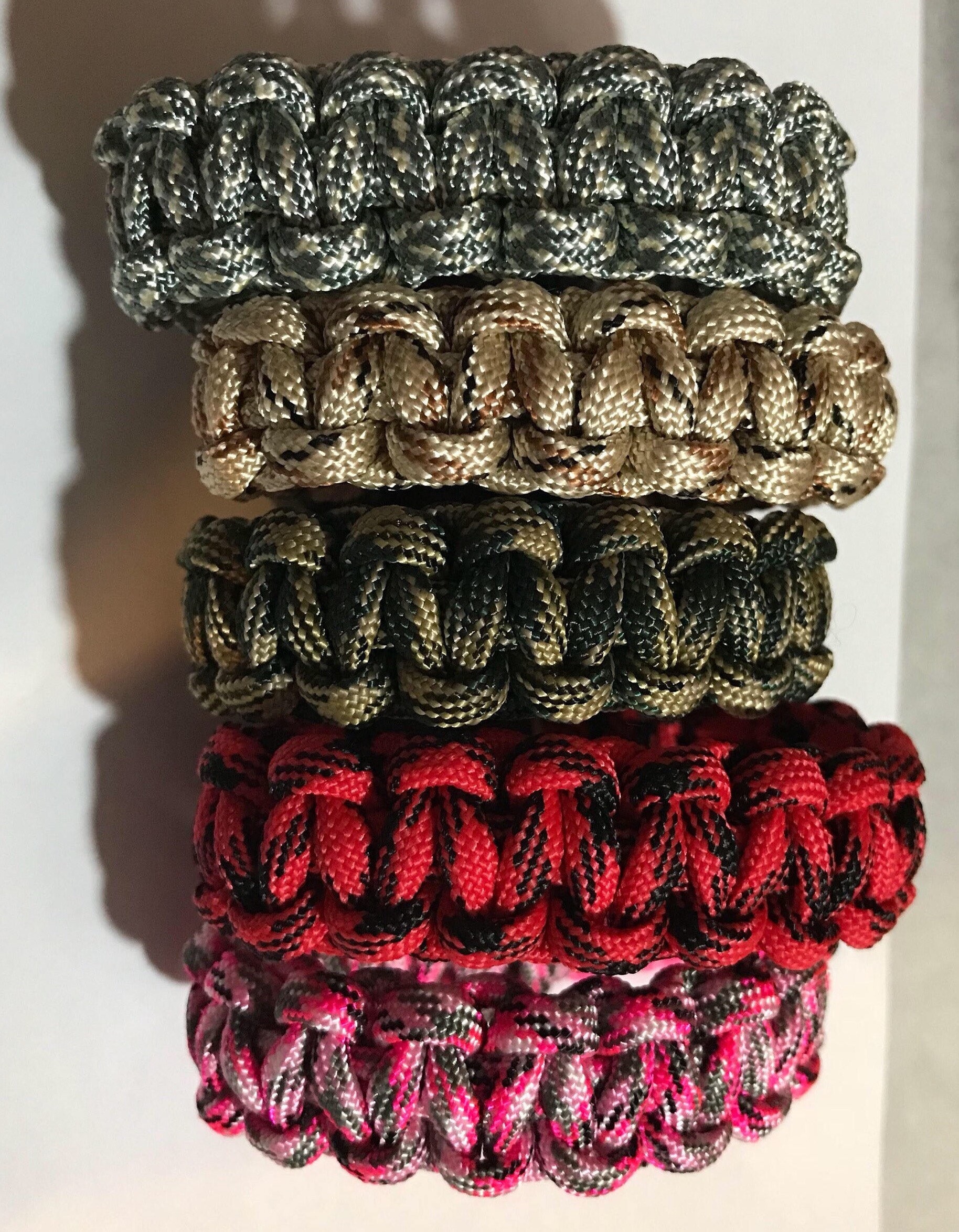 Handgemachtes Paracord Armband Seilseil Handgemachtes Paracord Armband Seilseil von GlitterHound