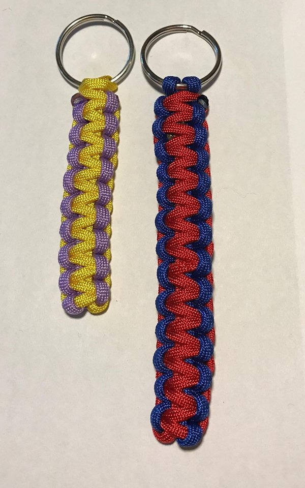 Survival Handgefertigter Schlüsselanhänger Aus Paracord Gewebt - 11 cm, Wähle Deine Farben Survival Handgefertigter Schlüsselanhänger Aus Paracord Gewebt - 11 cm, Wähle Deine Farben von GlitterHound