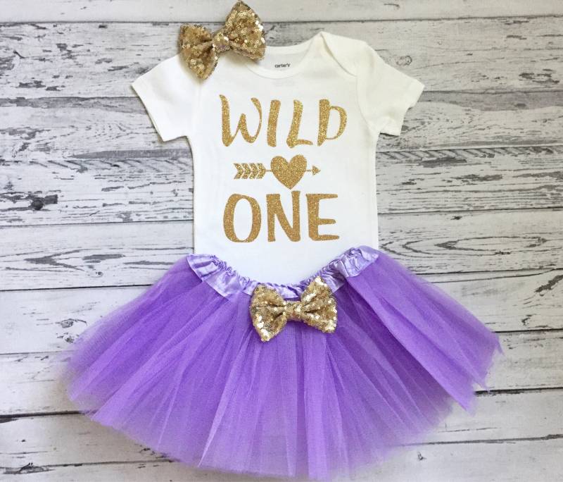 Lila Und Gold 1. Geburtstag Outfit Lavendel Wild One Body Baby Mädchen Tutu Sparkle Prop von GlitterMeCute
