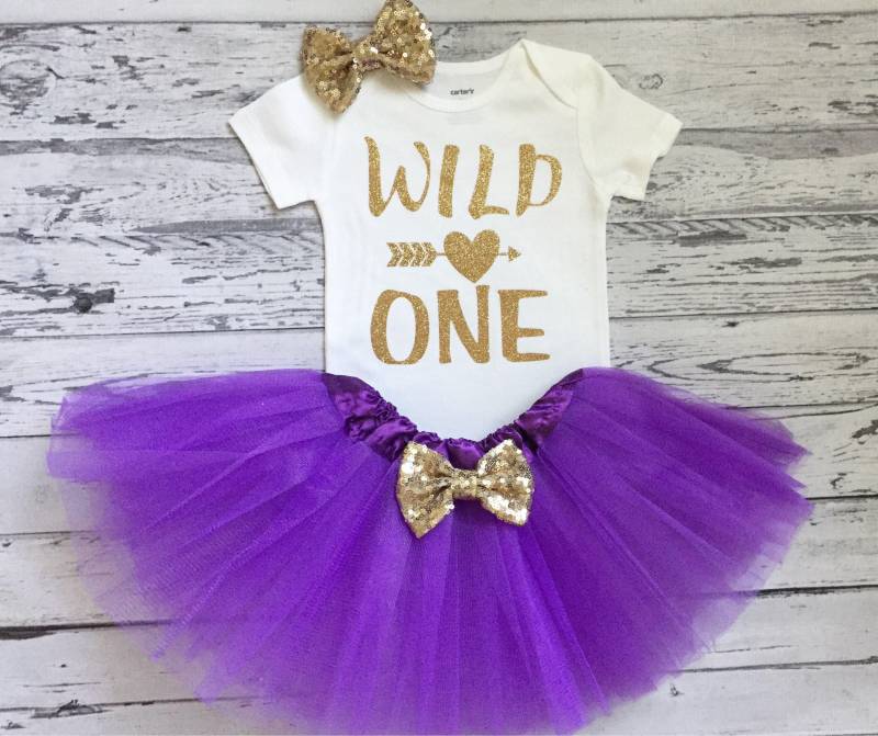 Lila Und Gold 1st Birthday Outfit Wild One Bodysuit Baby Girl Geburtstag Tutu Sparkle Prop von GlitterMeCute