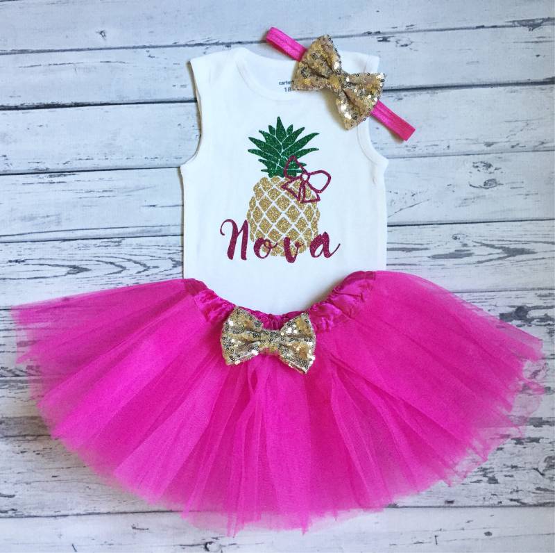 Personalisierte Rosa Und Gold Ananas Outfit Hawaiian Geburtstag Kleinkind Shirt Baby Mädchen Hot Pink Tütü 1 von GlitterMeCute