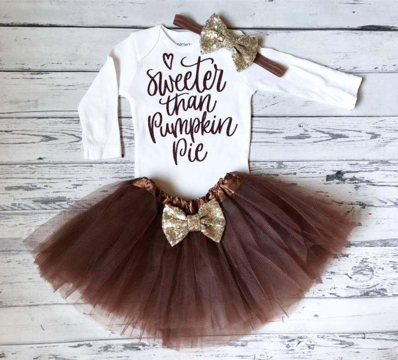 Sweeter Than Pumpkin Pie Baby Mädchen Thanksgiving Outfit Braun Tutu Kleinkind Shirt Bodysuit 1st von GlitterMeCute