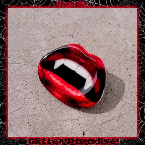 Vampir Kuss Brosche Gothic Gebiss Anstecknadel | 30 Mm Vampir Kuss Brosche Gothic Gebiss Anstecknadel | 30 Mm von GlitterParadise