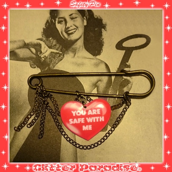 You Are Safe With Me Sicherheitsnadel Handgefertigter Anhänger You Are Safe With Me Sicherheitsnadel Handgefertigter Anhänger von GlitterParadise