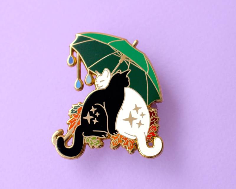 Regenschirm Katzen Emaille Pin Herbst Stift Umarmung Saisonal Schwarz-Weiß-Katze Geschenk Für Freunde von GlitterPunkJewellery