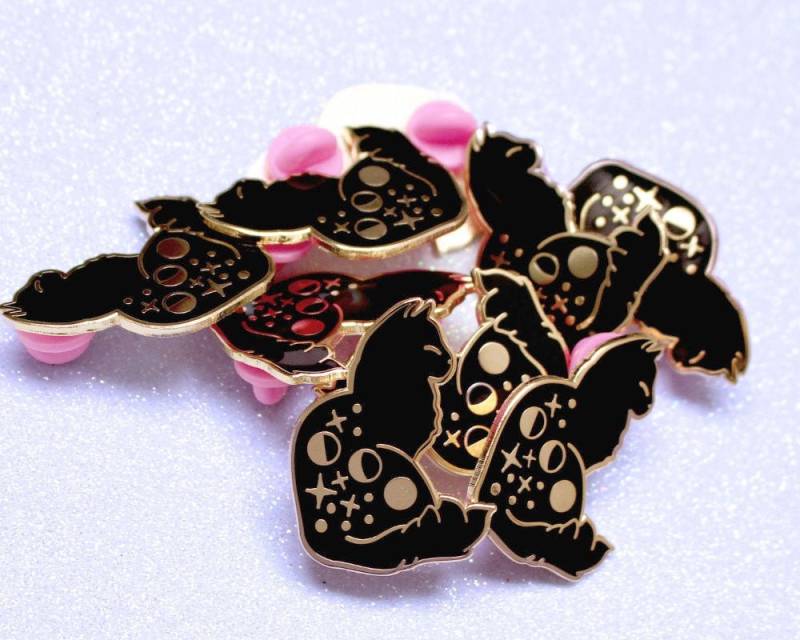 Schwarze Katze Emaille Pin Sternkatze Sternenkatze Mondphasen Galaxiekatzenstift Astrologie Katzenkonstellation von GlitterPunkJewellery