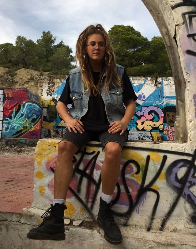 Überarbeitet Ärmellose Jeansjacke, Beunruhigt Stil Mit Einem Bandana-Patch Überarbeitet Ärmellose Jeansjacke, Beunruhigt Stil Mit Einem Bandana-Patch von GlitterTrip