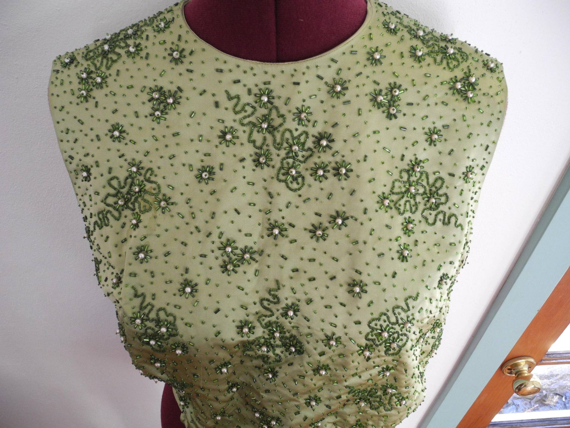 50Er Jahre Salbei Grüne Satin Perlen Bubble Top Von Dynastie Bluse 50Er Jahre Salbei Grüne Satin Perlen Bubble Top Von Dynastie Bluse von GlitteratiHautie