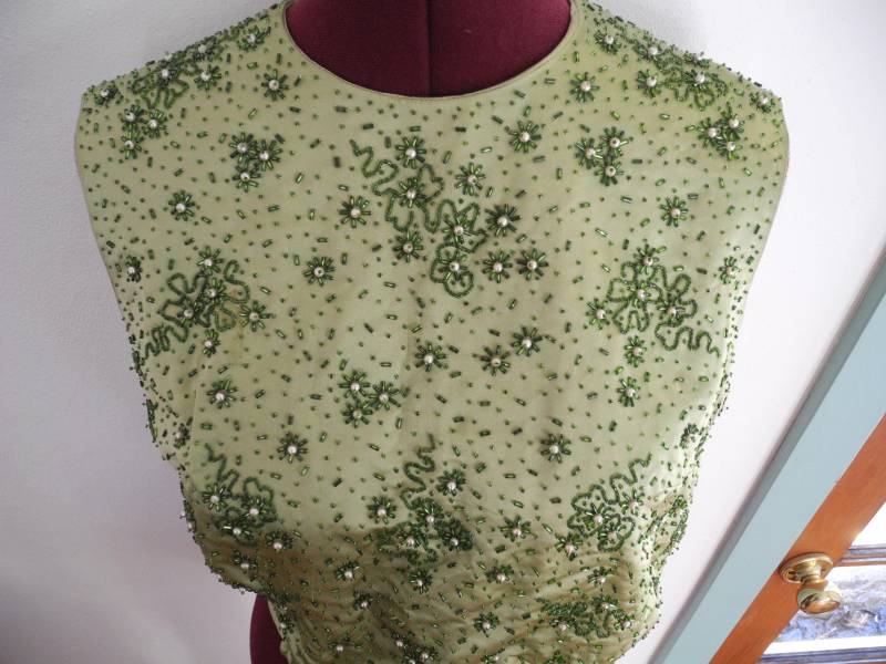 50Er Jahre Salbei Grüne Satin Perlen Bubble Top Von Dynastie Bluse von GlitteratiHautie