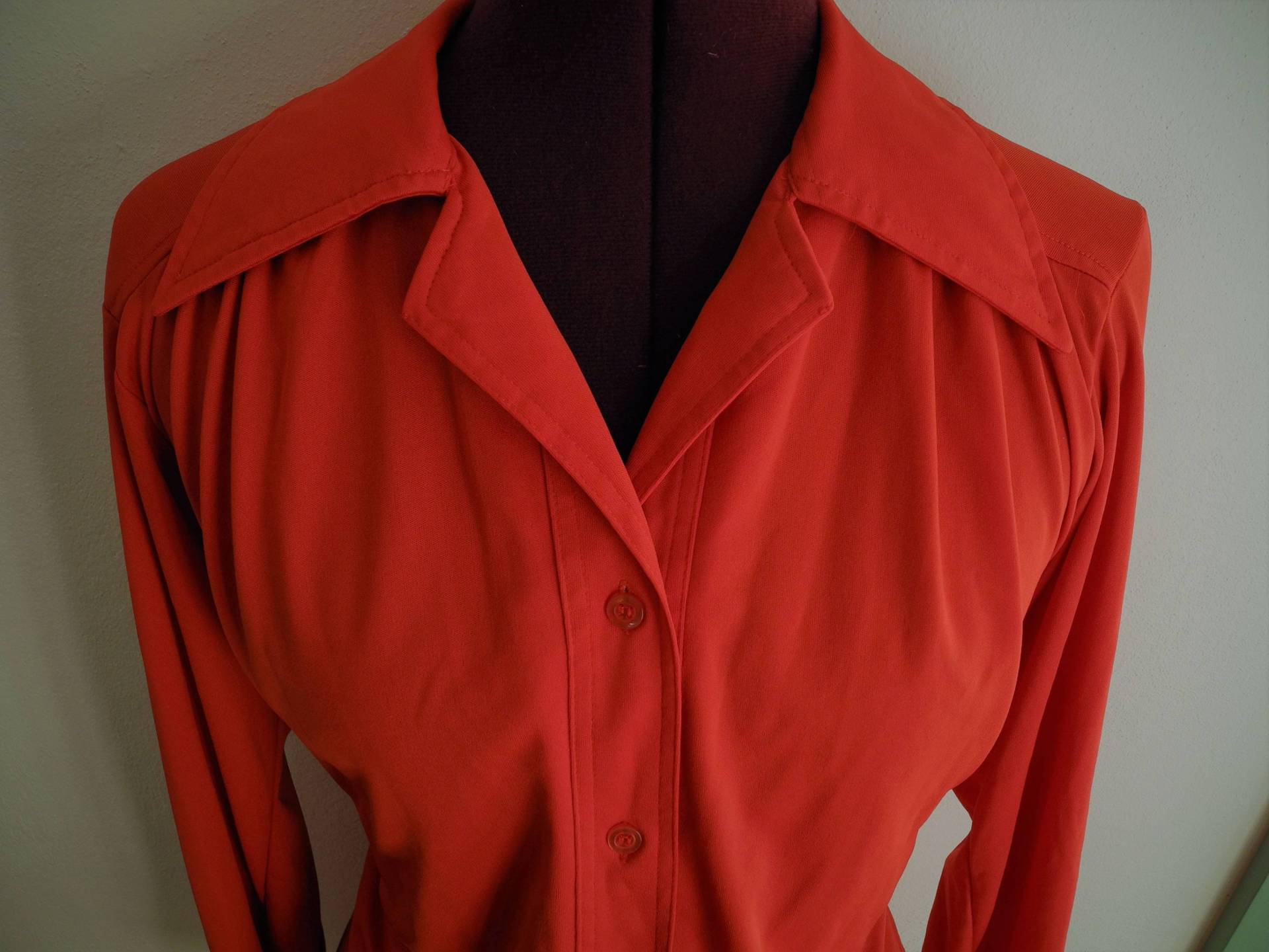 Essential Hell Orange-Rot Polyester 70Er Jahre Shirt Essential Hell Orange-Rot Polyester 70Er Jahre Shirt von GlitteratiHautie